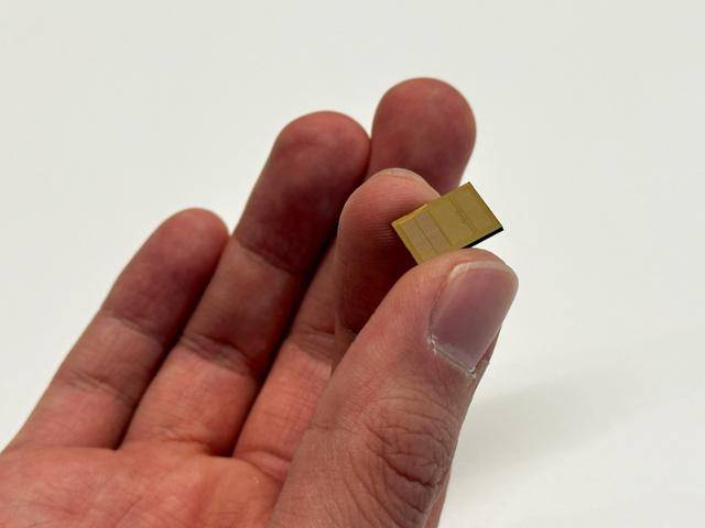 SK하이닉스의 HBM4 실물. 로이터·연합뉴스