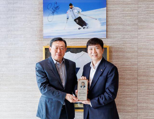 신동빈 롯데 회장이 지난달 16일 서울 송파구 롯데월드타워에서 대한민국 동계 스포츠 발전과 선수 육성에 기여한 공로를 인정받아 유승민 대한체육회장으로부터 감사패를 수여받고 있다. 롯데그룹 제공
