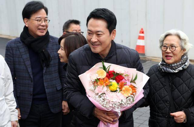 장동혁(오른쪽 두 번째) 국민의힘 대표와 송언석 원내대표가 13일 서울 중구 중림종합사회복지관에서 설맞이 봉사활동을 하기 위해 이동하며 지지자들과 인사를 하고 있다. 사진=공동취재