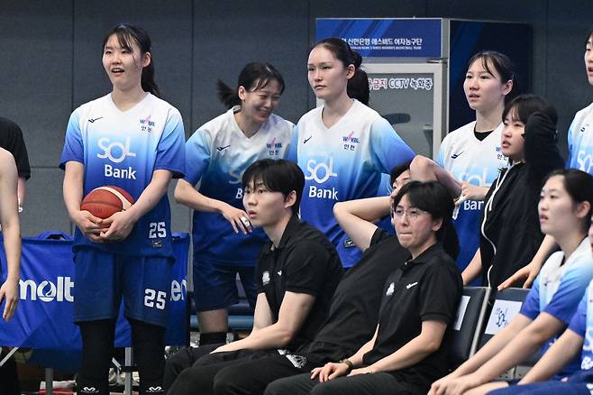 지난 11일 열린 2025~26 여자프로농구 아산 우리은행과의 홈 경기를 지켜보는 신한은행 벤치. WKBL 제공