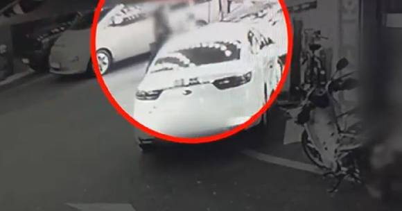 서울 강북구 모텔에서 남성들에게 약물이 든 음료를 마시게 해 2명을 숨지게 한 20대 여성이 범행 직후 해당 남성들에게 태연하게 문자 메시지를 보낸 것으로 전해졌다. 사진은 지난 9일 오후 11시쯤 서울 강북 한 모텔을 혼자 빠져 나와 택시를 타고 현장을 이탈하는 20대 여성 A씨. [사진=MBC 보도화면 캡처]