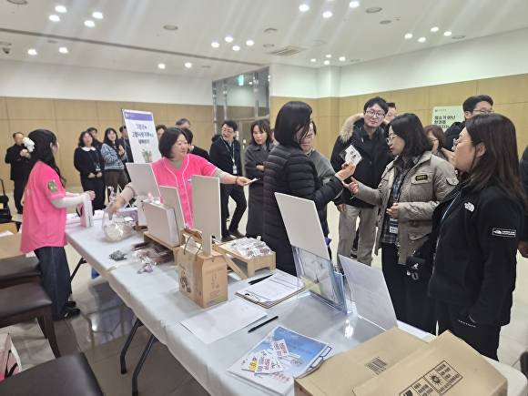 고창군 직원들이 지방자치인재개발원에서 고향사랑기부제를 홍보하고 있다. [사진=고창군 ]