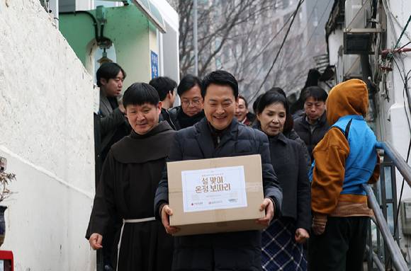 국민의힘 장동혁 대표가 13일 서울 중구 쪽방촌에서 주민에게 설맞이 선물을 전달하기 위해 이동하고 있다. 2026.2.13 [공동취재] [사진=연합뉴스]
