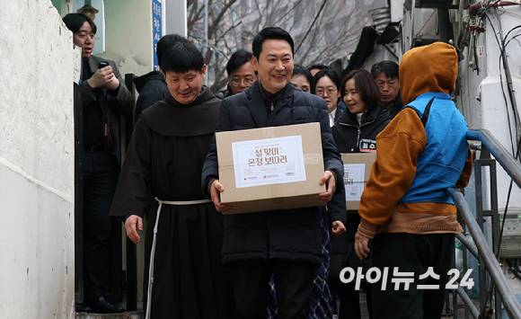 장동혁 국민의힘 대표가 설 연휴를 앞둔 13일 서울 중구 중림동 쪽방촌 주민들에게 설 선물을 전달하기 위해 이동하고 있다. [사진=정소희 기자]