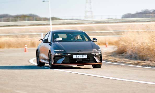 코너를 만나면 즐거워지는 고성능 스포츠 세단 ‘아이오닉6N’.