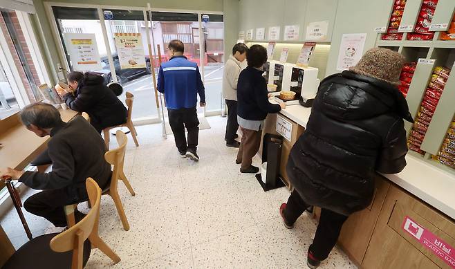 부산 동구 수정동 공공 라면카페 '끼리라면'에서 지난 10일 주민들이 라면을 먹으며 이야기를 나누고 있다. 송봉근 객원기자