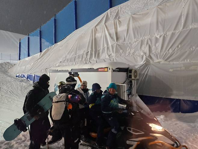 최가온의 부모님이 12일 경기를 마치고 딸 최가온의 몸 상태를 확인하고 있다. 고봉준 기자