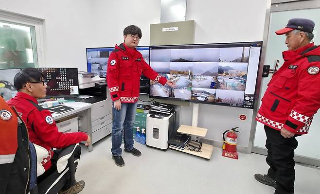최석민 보은군 산림보호팀 주무관이 산불대응센터 내 상황실에서 산불감시 카메라 촬영지역을 설명하고 있다. 김성태 객원기자