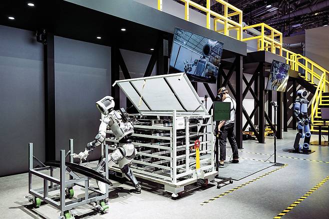 지난 1월 18일 CES 2026 현대차그룹 전시관에서 휴머노이드 로봇 아틀라스가 자동차 부품을 옮기는 작업을 시연하고 있다. 연합뉴스