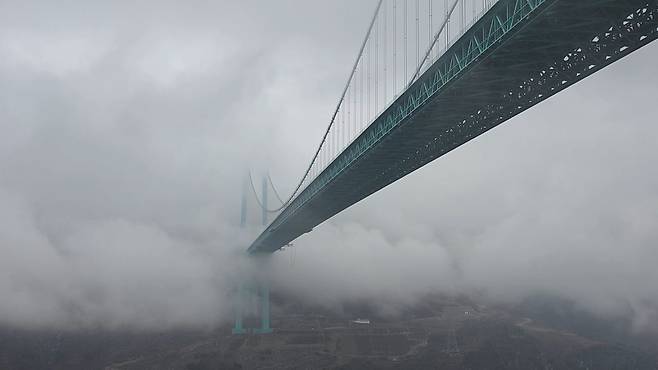 지난 3일 전망대에서 바라본 중국 구이저우성 화장협곡대교에 안개가 둘러싸여 있다. 사진 이도성 특파원
