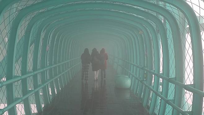 세계에서 가장 높은 625m 위치에 세워진 중국 구이저우성 화장협곡대교의 보행자 통로. 사진 이도성 특파원