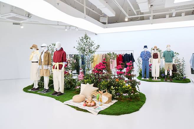 유니클로가 이탈리아 로마와 아말피 해안에서 영감 받은 2026 봄·여름 컬렉션을 공개했다. 사진 유니클로