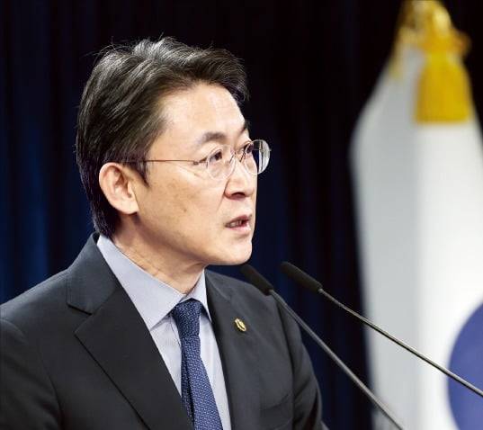 권대영 금융위원회 부위원장이 12일 정부서울청사에서 ‘부실기업 신속·엄정 퇴출을 위한 상장폐지 개혁 방안’을 발표하고 있다. /연합뉴스