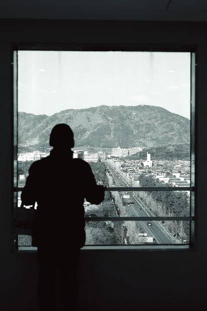 표지를 장식한 사진. 김겨울 작가가 지방 출장길에 우연히 만난 장면으로, 창문틀이 마치 폴라로이드 프레임처럼 인물과 배경을 담아냈다.  세미콜론 제공