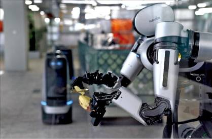 양팔로봇 엠비덱스.