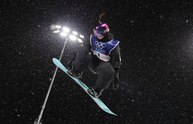 Choi Gaon competes in run 3 of the snowboard women's halfpipe final on Thursday. (Yonhap)