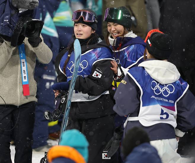 Chloe Kim (second from right) congratulates Choi Gaon (third from right) after Choi won a gold medal. (Yonhap)