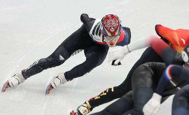 Rim Jong-un races in the men’s 1,000-meter short-track speed skating final at the 2026 Milan-Cortina Winter Olympics on Feb. 12 at the Milano Ice Skating Arena in Milan. [KIM JONG-HO]