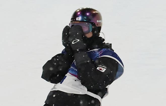 Snowboarder Choi Ga-on celebrates after completing her third run in the women’s halfpipe final at the 2026 Milan-Cortina Winter Olympics at Livigno Snow Park in Italy on Feb. 12, where she rebounded from falls in her first two runs to score 90.25 in her final attempt and secure the gold medal. [NEWS1]