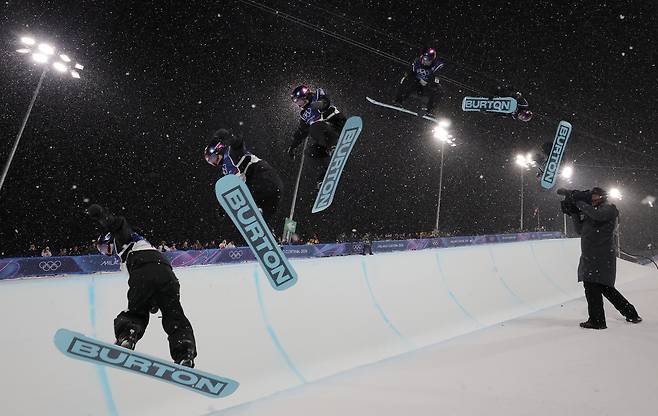 Choi Ga-on performs her third and final run in the women’s snowboard halfpipe final at the 2026 Milan-Cortina Winter Olympics at Livigno Snow Park in Italy on Feb. 12, with the image created by layering six photos capturing the second jump of her final run. [YONHAP]