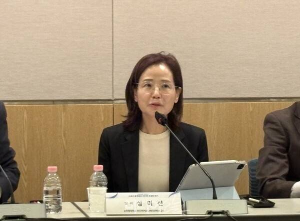 ▲12일 오후 서울 여의도 FKI 컨퍼런스센터에서 진행된 '스포츠 중계권과 미디어 주권의 위기'(한국방송협회 주최) 세미나에서는 스포츠 중계권을 둘러싼 문제와 대응 방안이 논의됐다. 발제를 맡은 심미선 순천향대 미디어커뮤니케이션학과 교수. 사진=윤유경 기자.