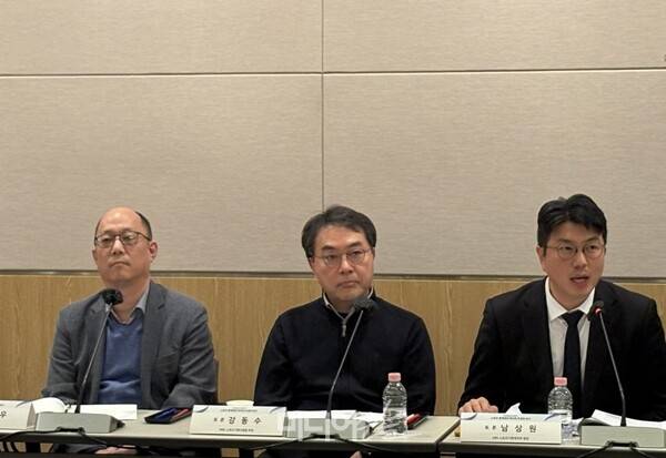 ▲12일 오후 서울 여의도 FKI 컨퍼런스센터에서 진행된 '스포츠 중계권과 미디어 주권의 위기'(한국방송협회 주최) 세미나에서는 스포츠 중계권을 둘러싼 문제와 대응 방안이 논의됐다. (왼쪽부터)김상우 SBS 스포츠기획부 부장, 강동수 MBC 스포츠기획사업팀 부장, 남상원 KBS 스포츠기획제작부 팀장. 사진=윤유경 기자.