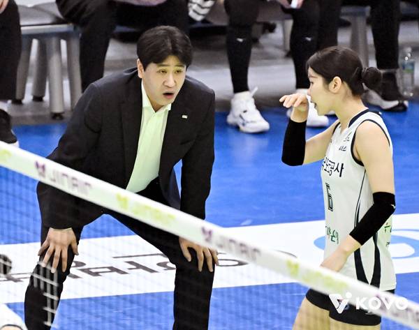 김종민 도로공사 감독은 이날 세터 이윤정을 고집했다. 사진 제공= KOVO