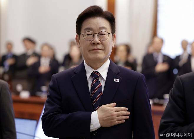 (서울=뉴스1) 허경 기자 = 이재명 대통령이 12일 청와대에서 열린 수석보좌관회의에서 국민의례를 하고 있다. 2026.2.12/뉴스1 Copyright (C) 뉴스1. All rights reserved. 무단 전재 및 재배포, AI학습 이용 금지. /사진=(서울=뉴스1) 허경 기자