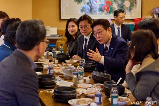 (서울=뉴스1) 이재명 기자 = 이재명 대통령이 12일 청와대 인근 삼계탕집을 찾아 오찬을 갖고 있다. (청와대 제공. 재판매 및 DB 금지)  2026.2.12/뉴스1  Copyright (C) 뉴스1. All rights reserved. 무단 전재 및 재배포,  AI학습 이용 금지. /사진=(서울=뉴스1) 이재명 기자