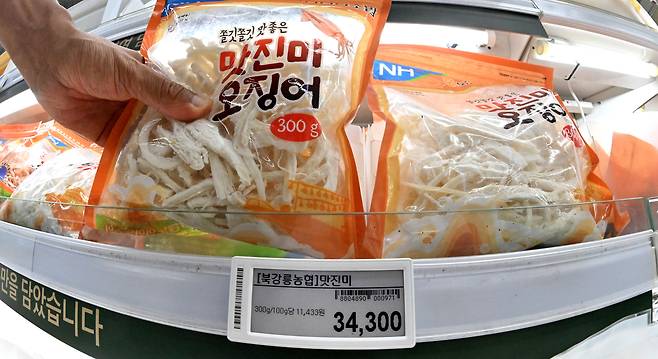 서울 서초구 하나로마트 양재점 내 건어물 판매대에서 한 시민이 오징어채를 구입하고 있다. 임세준 기자