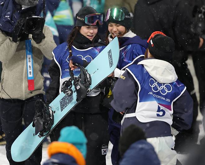 ‘샛별과 여제.’ 13일 이탈리아 리비뇨 스노파크에서 열린 2026 밀라노·코르티나담페초 동계 올림픽 스키 스노보드 여자 하프파이프 결선에서 최가온(왼쪽)이 90.25점을 획득해 금메달을 획득한 뒤 미국의 클로이 김으로부터 축하를 받고 있다. [연합]