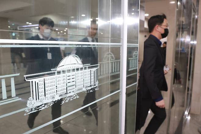 ‘테러’로 지정된 2024년 이재명 대통령 피습 사건을 수사하는 국가수사본부 가덕도 테러사건 수사TF가 국회 정보위원회 등에 대해 압수수색에 나선 12일 수사팀 관계자들이 국회 본청을 떠나고 있다. [연합]