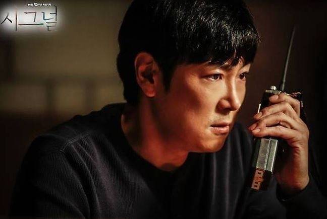 2016년 방영된 tvN 드라마 ‘시그널’에서 형사 역을 맡은 배우 조진웅. [tvN]