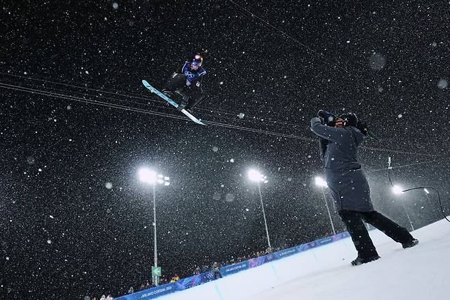 [리비뇨=AP/뉴시스] 최가온이 12일(현지 시간) 이탈리아 리비뇨 스노파크에서 열린 2026 밀라노·코르티나담페초 동계올림픽 스노보드 여자 하프파이프 결선 경기를 펼치고 있다. 최가온은 1차 시기에서 크게 넘어져 충격을 안겼으나 3차 시기에서 90.25점을 획득해 강력한 우승 후보 클로이 김(미국)을 제치고 금메달을 목에 걸었다. 최연소 금메달 기록도 갈아치운 그는 시상식 도중 애국가가 흘러나오자, 끝내 눈물을 흘렸다. 2026.02.13.