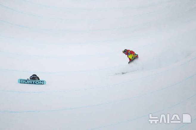 [리비뇨=AP/뉴시스] 최가온이 12일(현지 시간) 이탈리아 리비뇨 스노파크에서 열린 2026 밀라노·코르티나담페초 동계올림픽 스노보드 여자 하프파이프 결승 경기 도중 넘어지자 의료진이 대응하고 있다. 2026.02.13.