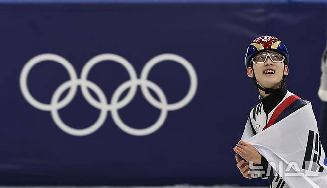 [밀라노=뉴시스] 김근수 기자 = 대한민국 쇼트트랙 임종언이 12일(현지 시간) 이탈리아 밀라노 아이스 스케이팅 아레나에서 열린 2026 밀라노·코르티나 담페초 동계올림픽 쇼트트랙 남자 1000m 결승에서 동메달을 차지하고 경기장을 돌고 있다. 2026.02.13. ks@newsis.com