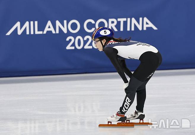 [밀라노=뉴시스] 김근수 기자 = 대한민국 쇼트트랙 최민정이 12일(현지 시간) 이탈리아 밀라노 아이스 스케이팅 아레나에서 열린 2026 밀라노·코르티나 담페초 동계올림픽 쇼트트랙 여자 500m 준결승전을 마치고 숨을 고르고 있다. 2026.02.13. ks@newsis.com