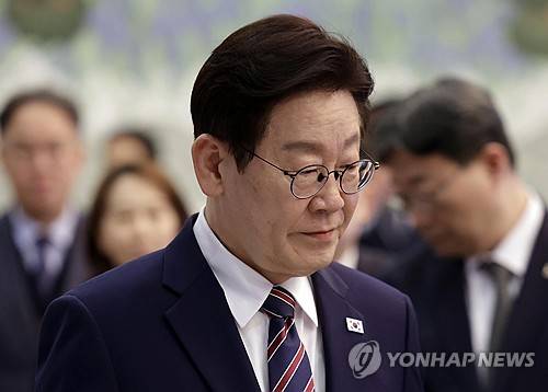 이재명 대통령, 수석보좌관회의 입장 (서울=연합뉴스) 한상균 기자 = 이재명 대통령이 12일 청와대에서 열린 수석보좌관회의에 입장하고 있다. 2026.2.12 [청와대통신사진기자단] xyz@yna.co.kr