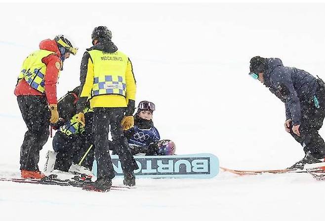 1차 시기에서 최가온이 넘어진 가운데 의료진이 투입된 모습. 연합뉴스