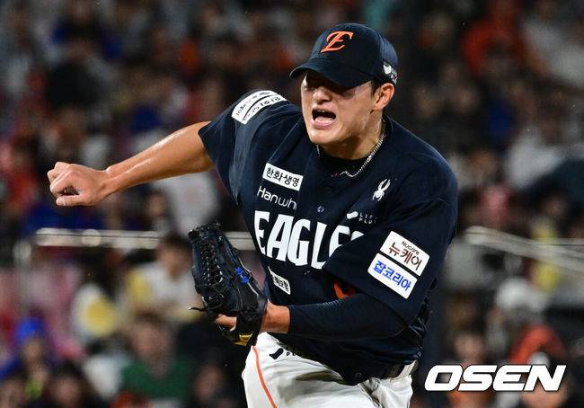 [OSEN=수원, 조은정 기자]3일 수원 KT위즈파크에서 ‘2025 신한 SOL Bank KBO리그’ KT 위즈와 한화 이글스의 시즌 최종전이 열렸다.KT가 오늘 경기를 승리하더라도 NC가 창원에서 SSG 랜더스를 제압하면 NC가 5위로 가을야구 막차를 탄다. KT가 5위가 될 수 있는 경우의 수는 총 3가지로, KT가 한화를 꺾고 NC가 SSG에 패하거나 무승부를 거두면 KT가 6년 연속 가을 무대를 밟는다. KT가 무승부를 거두고 NC가 패해도 5위는 KT의 차지다. 한화전을 내줄 경우 창원 경기 결과와 관계없이 가을야구 진출이 좌절된다.한화 선발 박준영이 5회말 2사 만루에서 KT 장성우를 삼진으로 돌려세우고 있다. 2025.10.03 /cej@osen.co.kr