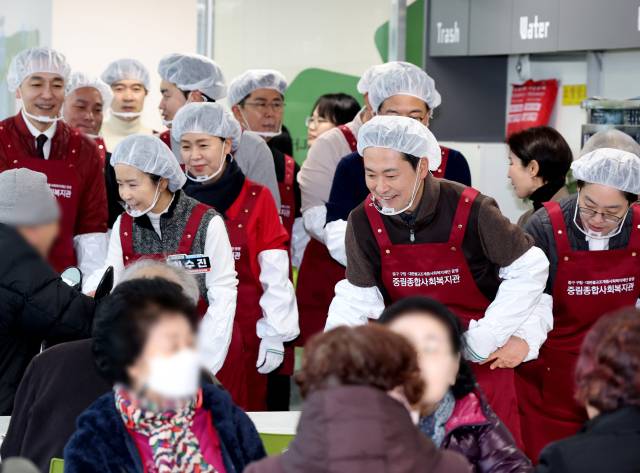 ▲국민의힘 장동혁 대표와 약자와의동행위원회 위원들이 13일 서울 중구 중림종합사회복지관에서 설맞이 배식 봉사활동을 하고 있다. ⓒ연합뉴스