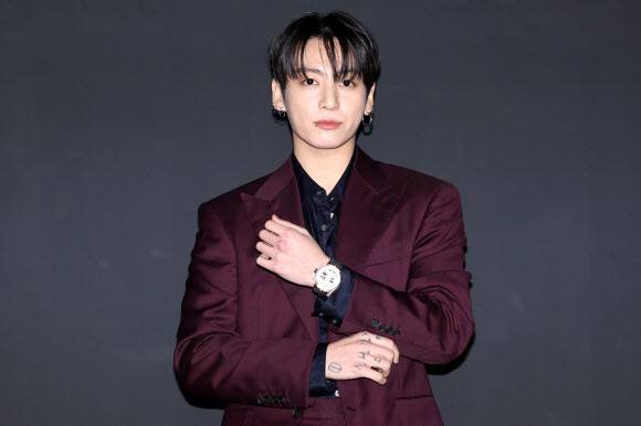 그룹 방탄소년단(BTS) 정국이 지난 12일 서울 강남구 STRX하우스에서 열린 스위스 시계 브랜드 '위블로'(HUBLOT) 포토월 행사에 참석해 포즈를 취하고 있다. 연합
