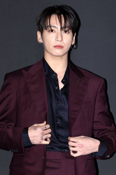 그룹 방탄소년단(BTS) 정국이 지난 12일 서울 강남구 STRX하우스에서 열린 스위스 시계 브랜드 '위블로'(HUBLOT) 포토월 행사에 참석해 포즈를 취하고 있다. 연합