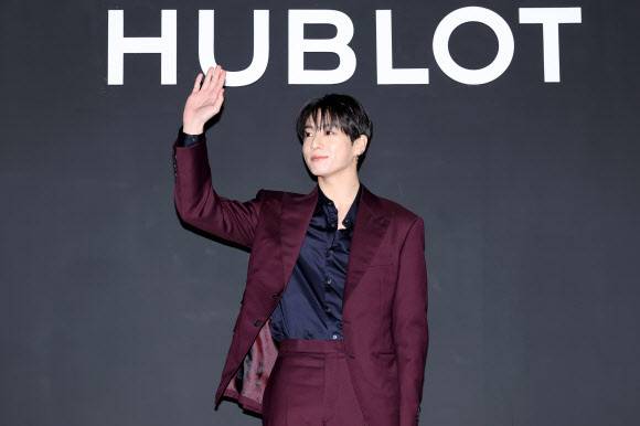 그룹 방탄소년단(BTS) 정국이 지난 12일 서울 강남구 STRX하우스에서 열린 스위스 시계 브랜드 '위블로'(HUBLOT) 포토월 행사에 참석해 포즈를 취하고 있다. 뉴스1