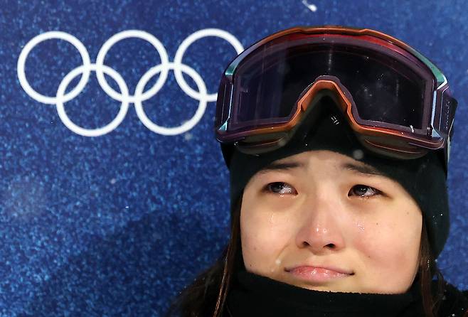 스노보드 최가온이 12일(현지시간) 이탈리아 리비뇨 스노파크에서 열린 2026 밀라노·코르티나담페초 동계올림픽 스노보드 여자 하프파이프 결선 3차전 경기를 마친 뒤 눈물을 흘리고 있다. 리비뇨=뉴스1