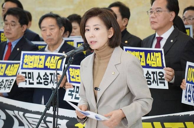 나경원 규탄사 - 국민의힘 법사위원인 나경원 의원이 12일 국회 로텐더홀에서 열린 ‘4심제 위헌 악법 규탄’ 대회에서 규탄사를 하고 있다.  나경원 의원 페이스북
