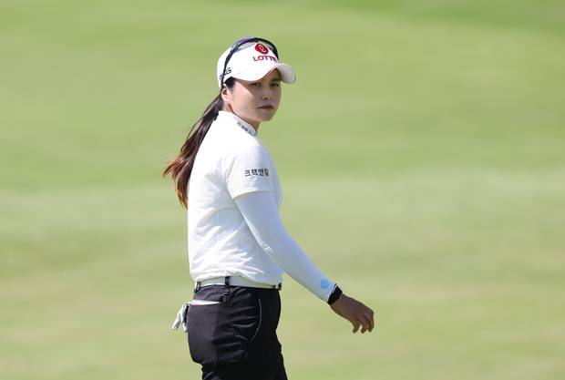 그린 경사를 파악하고 있는 최혜진. 사진 제공=대홍기획