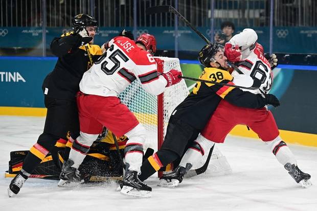 패트릭 러셀(오른쪽) 등 덴마크 선수들이 12일(현지 시간) 이탈리아 밀라노 아이스하키 아레나에서 벌어진 밀라노·코르티나담페초 동계올림픽 남자 아이스하키 조별리그 독일과의 경기에서 치열한 몸싸움을 벌이고 있다. 덴마크는 1대3으로 졌다. AFP연합뉴스