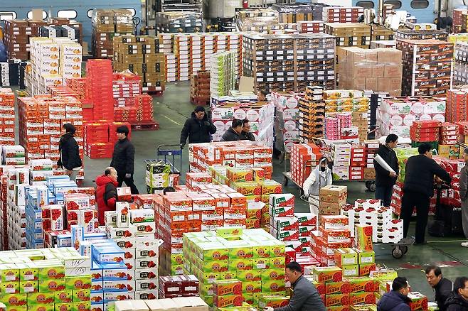 지난 12일 설 명절 앞둔 도매시장 &copy;연합뉴스