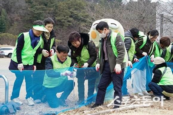 대구 수성구가 욱수동 망월지 일대에서 두꺼비 로드킬 방지를 위한 생태 보전 활동을 하고 있다. ⓒ대구 수성구 제공